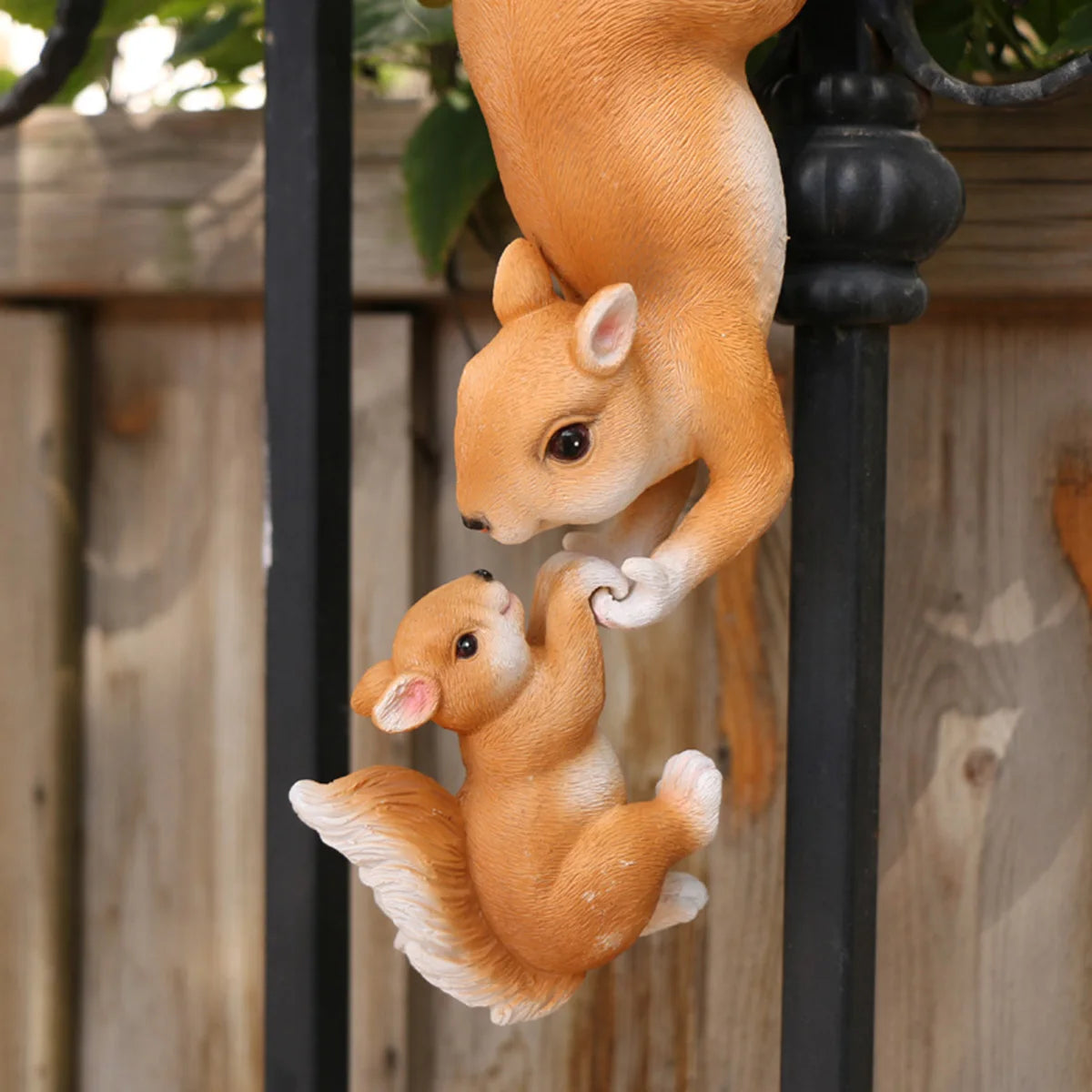 1pc Creative Climbing Rope Squirrel Figurine - Perfect forGarden & Outdoor Decoration!