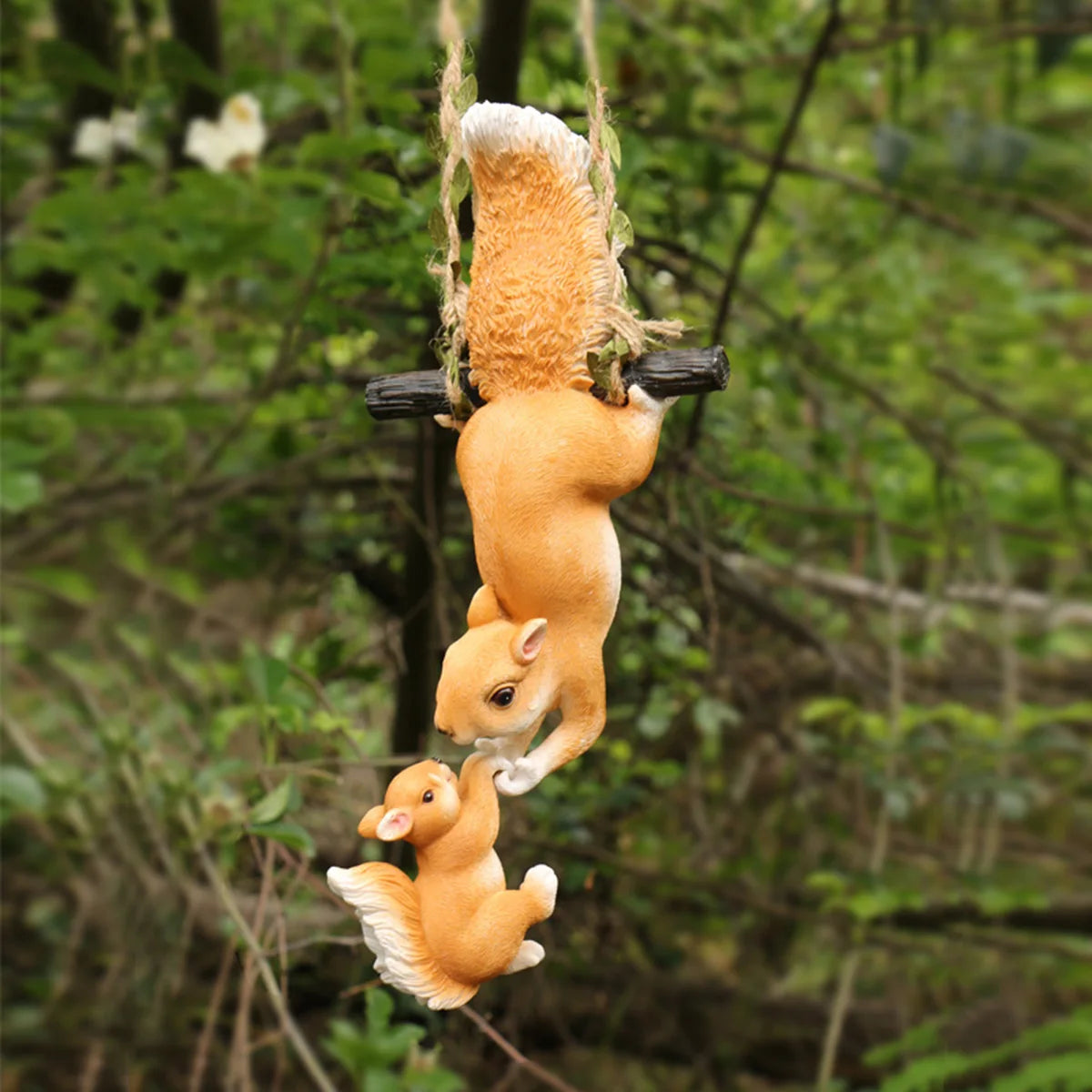 1pc Creative Climbing Rope Squirrel Figurine - Perfect forGarden & Outdoor Decoration!